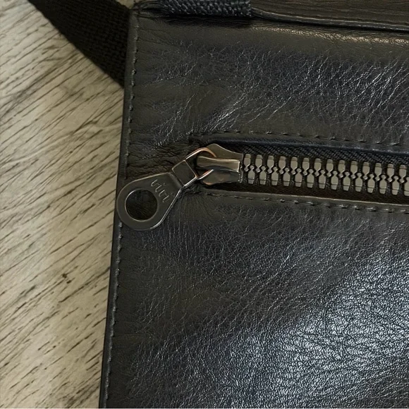 Adriana Caras Minimalist Black Crossbody Leather Shoulder Bag Riri Zippers - Picture 4 of 6